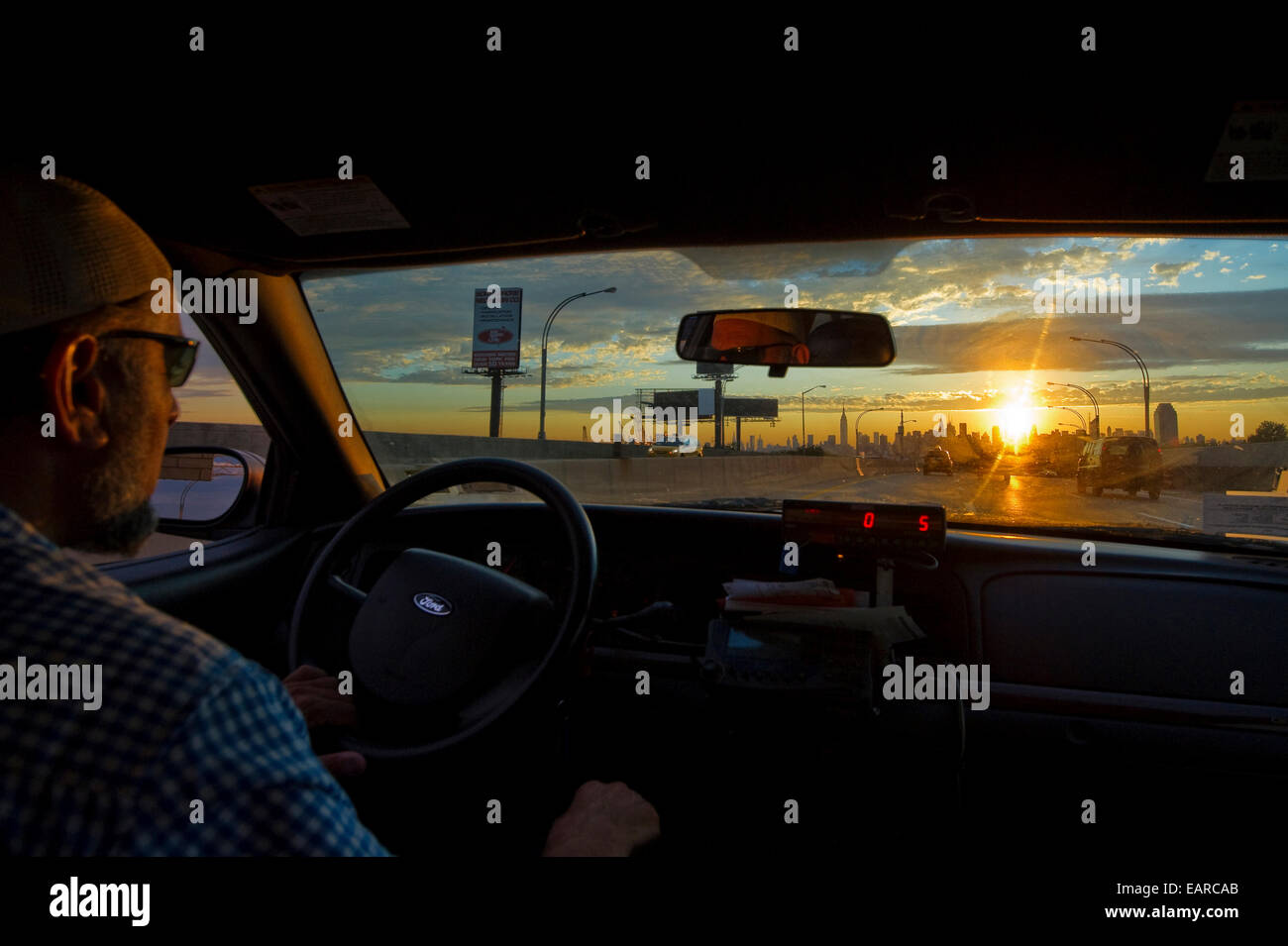Taxi-Fahrer und die Skyline von Manhattan bei Sonnenuntergang, Manhattan, New York City, New York, Vereinigte Staaten Stockfoto