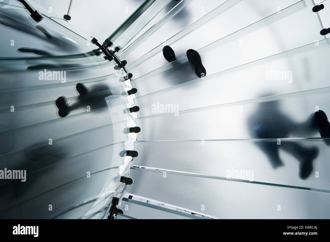 Glas-Wendeltreppe mit Menschen von unten, Manhattan, New York City, New York, Vereinigte Staaten Stockfoto