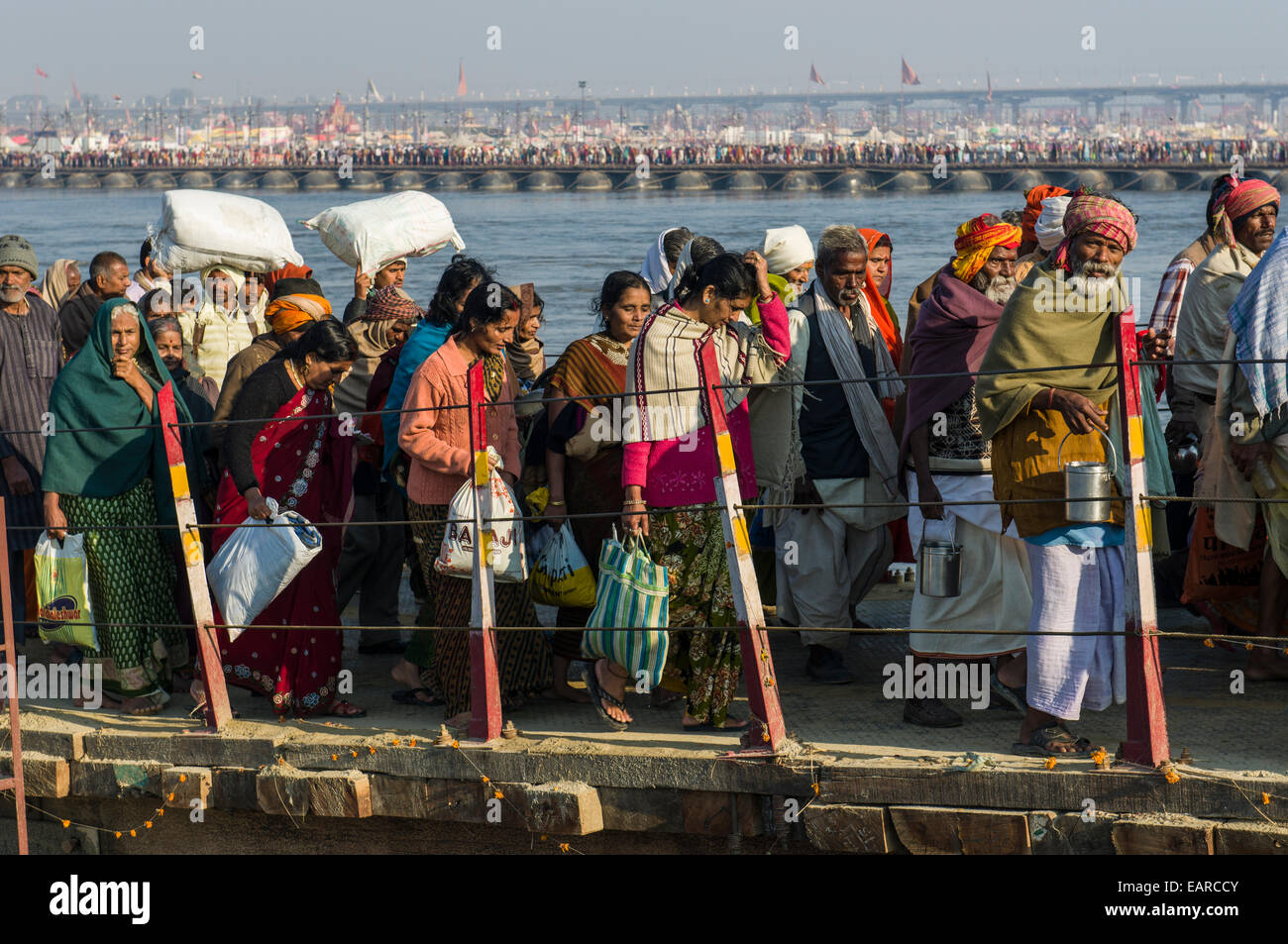 Massen von Menschen angekommen Kumbha Mela Gelände, zu Fuß auf Pontonbrücken, Allahabad, Uttar Pradesh, Indien Stockfoto