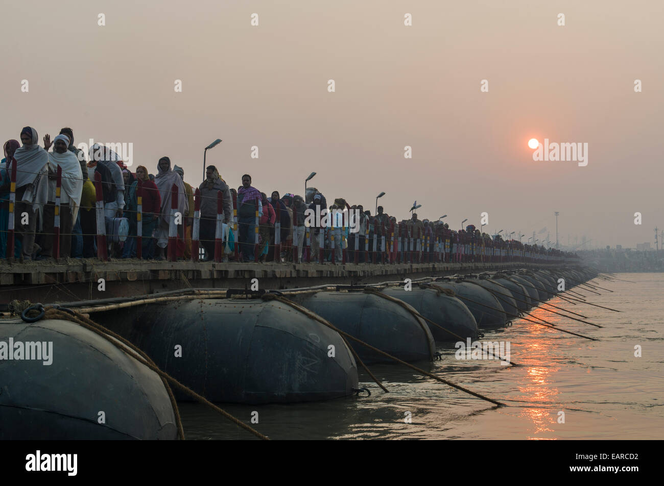 Massen von Menschen angekommen Kumbha Mela Gelände, zu Fuß auf Pontonbrücken, Allahabad, Uttar Pradesh, Indien Stockfoto