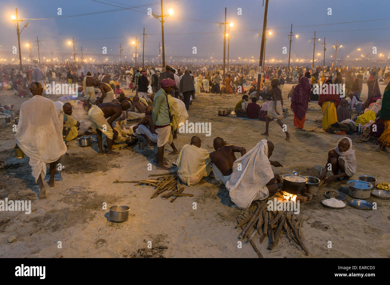 Massen von Menschen sammeln auf Kumbha Mela Gelände, Allahabad, Uttar Pradesh, Indien Stockfoto