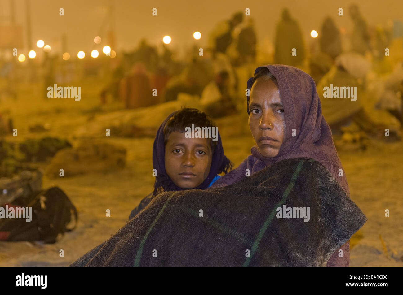 Frau und Kind auf Kumbha Mela, Allahabad, Uttar Pradesh, Indien Stockfoto