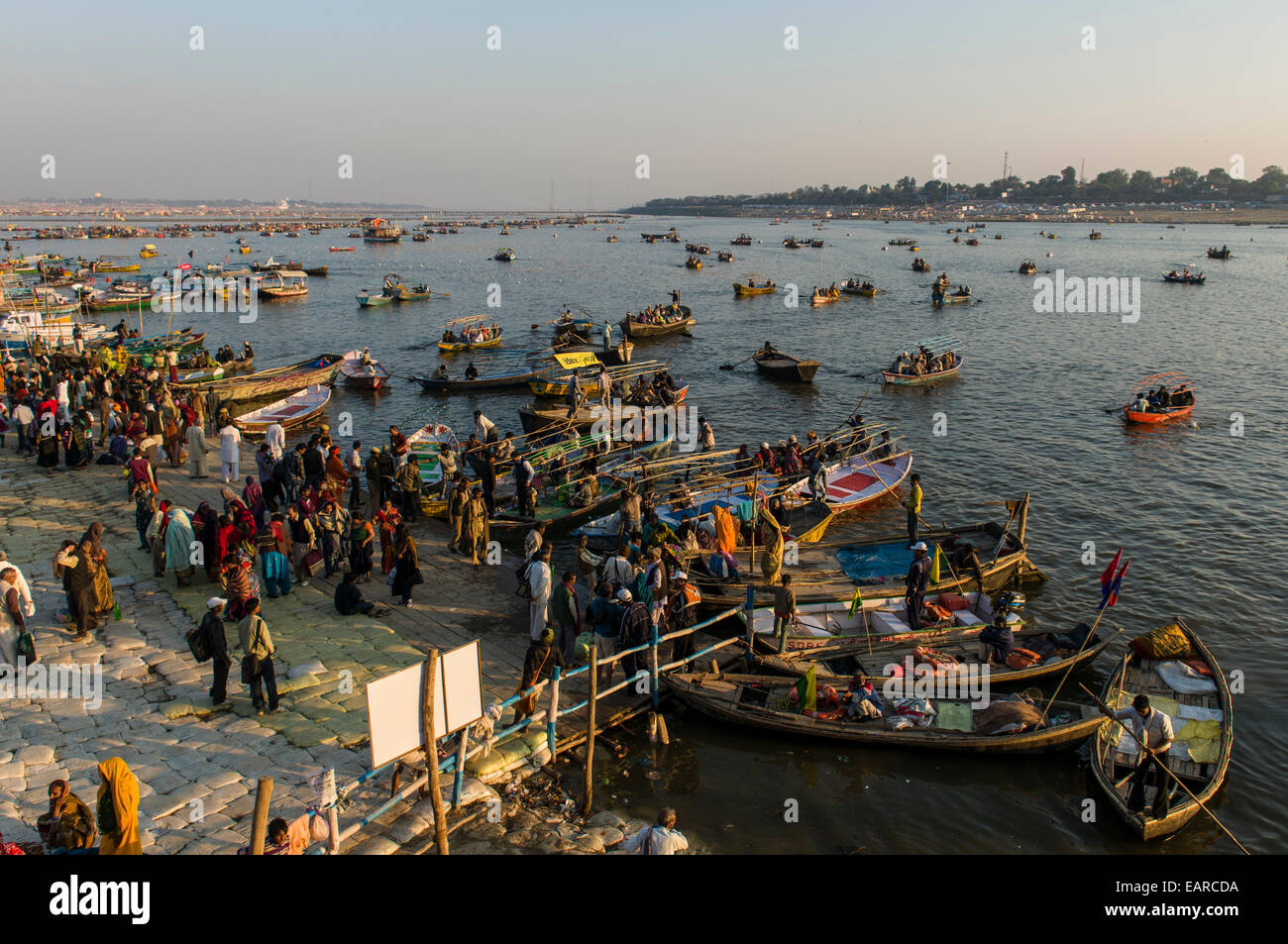 Boote, Menschen, die Sangam, dem Zusammenfluss der Flüsse Ganges und Yamuna Saraswati, während Kumbha Mela, Allahabad versenden Stockfoto