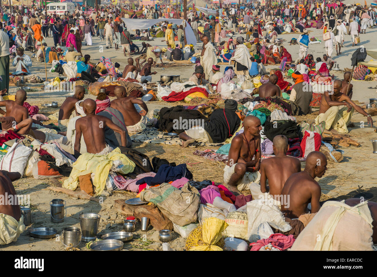 Massen von Menschen sammeln auf Kumbha Mela Gelände, Allahabad, Uttar Pradesh, Indien Stockfoto