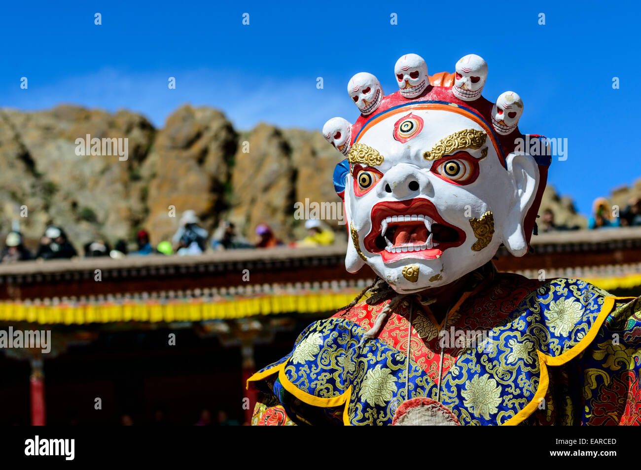 Mönch Durchführung ritueller Maskentanz, Geschichten aus der Frühzeit des Buddhismus, während Ladakh Hemis Festival, Hemis, beschreiben Stockfoto