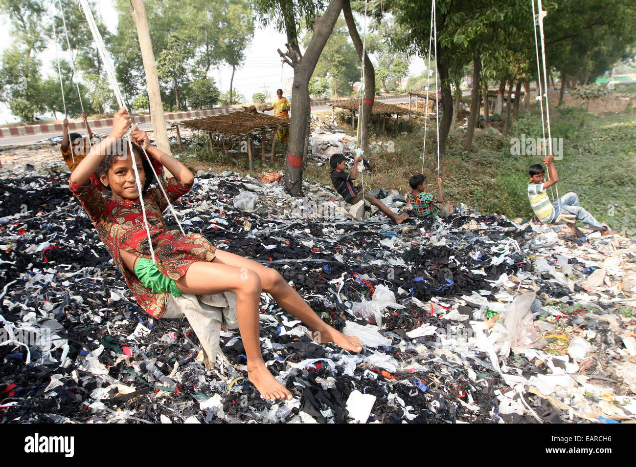 Kinder aus Bangladesh Swing aus einem Baum in Dhaka, Bangladesch ist eines der ärmsten Länder der Welt mit 40 Prozent der 144 Millionen Menschen, die von weniger als 1 Dollar am Tag. Stockfoto