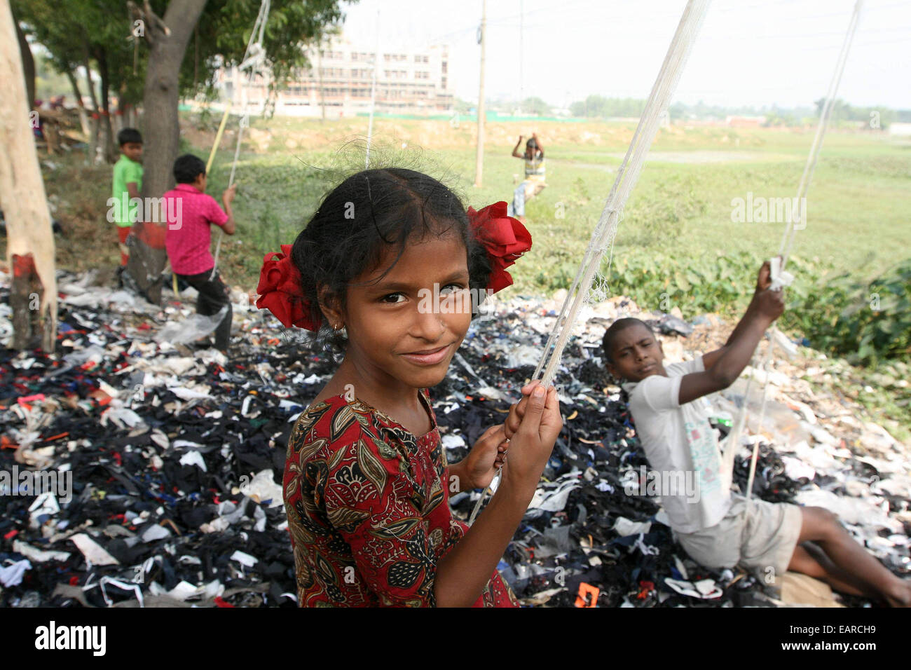 Kinder aus Bangladesh Swing aus einem Baum in Dhaka, Bangladesch ist eines der ärmsten Länder der Welt mit 40 Prozent der 144 Millionen Menschen, die von weniger als 1 Dollar am Tag. Stockfoto