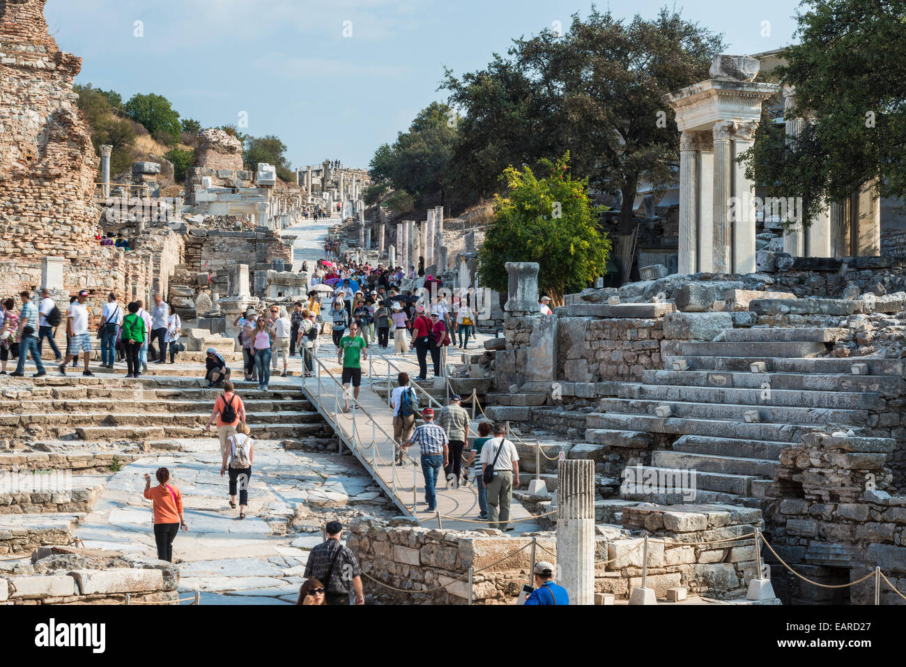 Reisegruppen in Kuretenstraße, antiken Stadt Ephesus, UNESCO-Weltkulturerbe, Selçuk, Provinz Izmir, Türkei Stockfoto