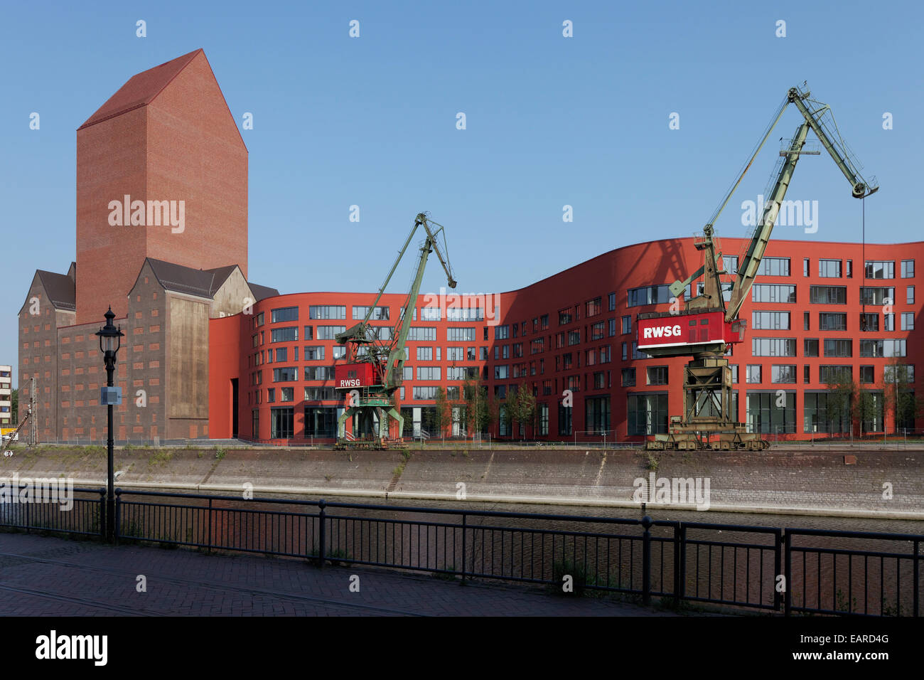 Nrw-Archiv, Archiv Turm der ehemaligen rwsg Lager, mit neu errichtete Gebäude mit einem gebogenen Fassade Stockfoto