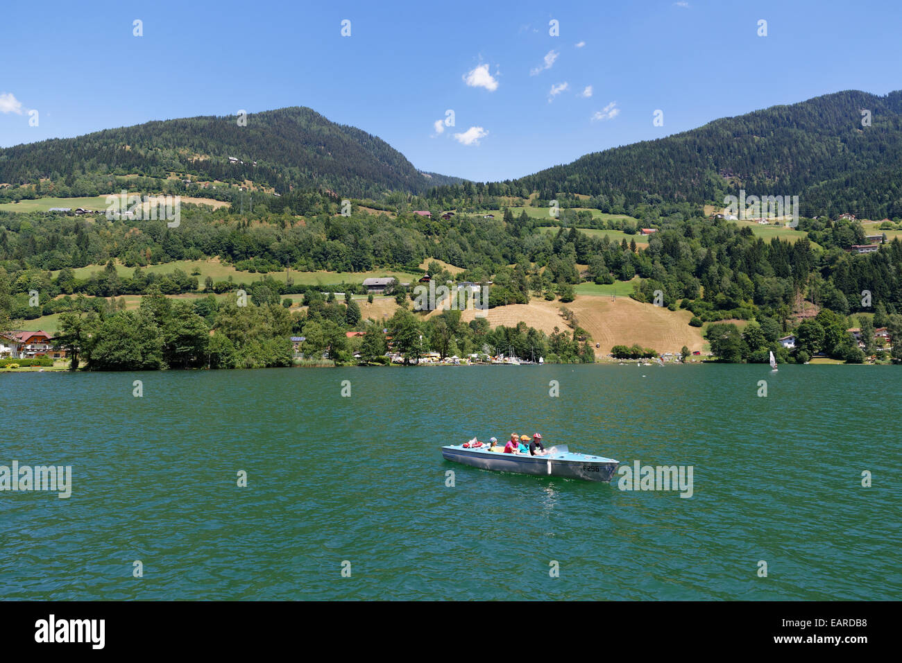 Motorboot am Brennsee oder Feldsee See, Feld am See, Kärnten, Österreich Stockfoto