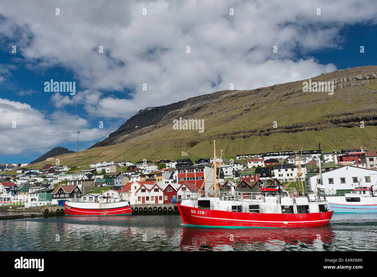 Angelboote/Fischerboote im Hafen, Häuser, Klaksvik, Borðoys, Norðoyar, Färöer Inseln, Dänemark Stockfoto
