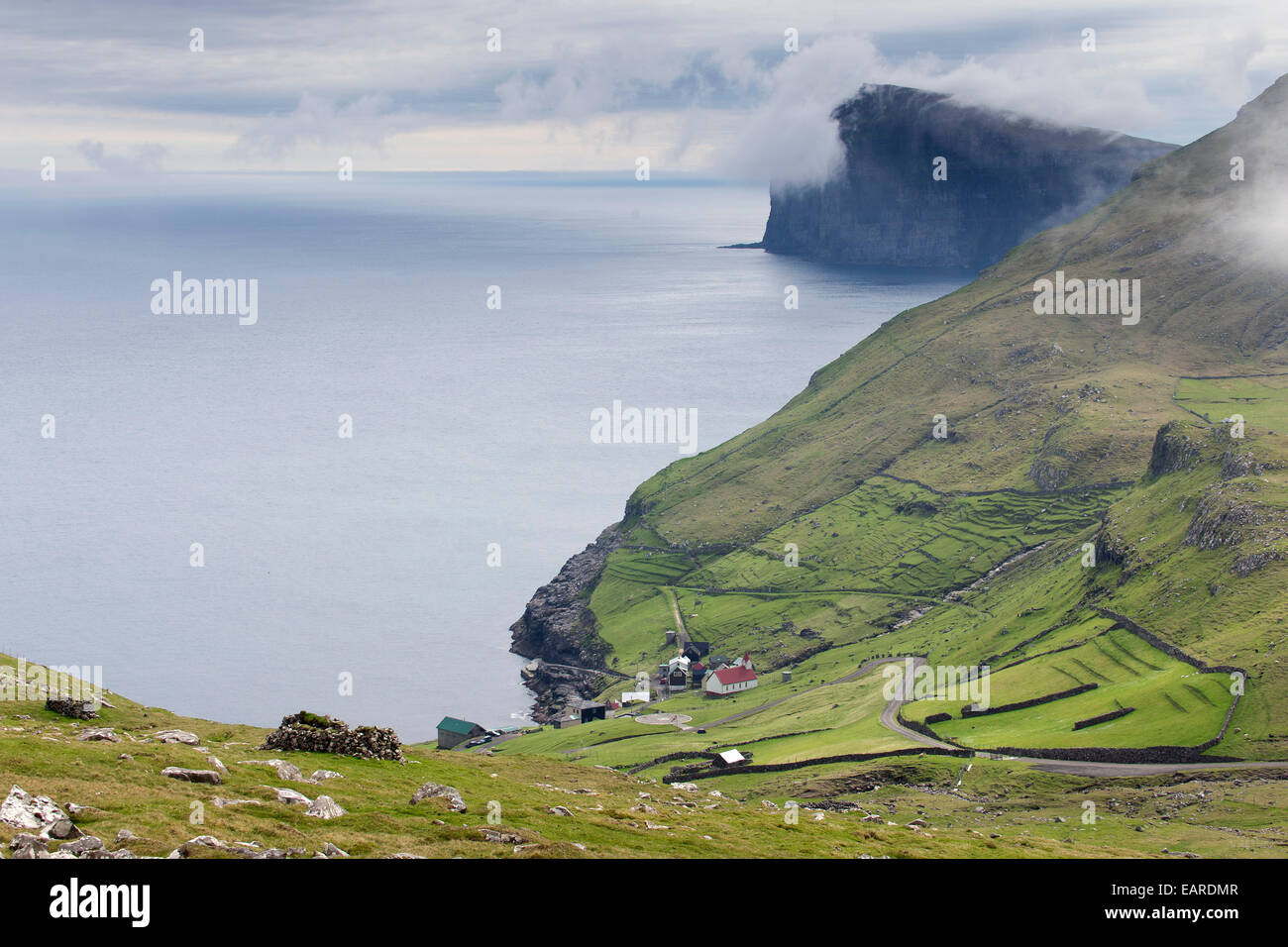 Meer, Wolken, Klippen, Dorf von Abwanderung bedroht Hattarvík, Fugloy, Norðoyar, Färöer Inseln, Dänemark Stockfoto