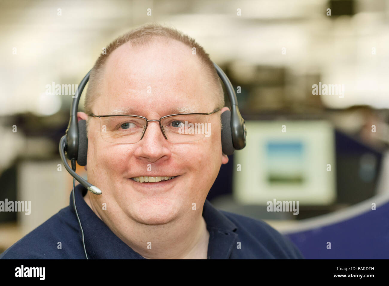 Call Center - Mann mittleren Alters tragen audio Kopfhörer im Telemarketing-Geschäft Stockfoto