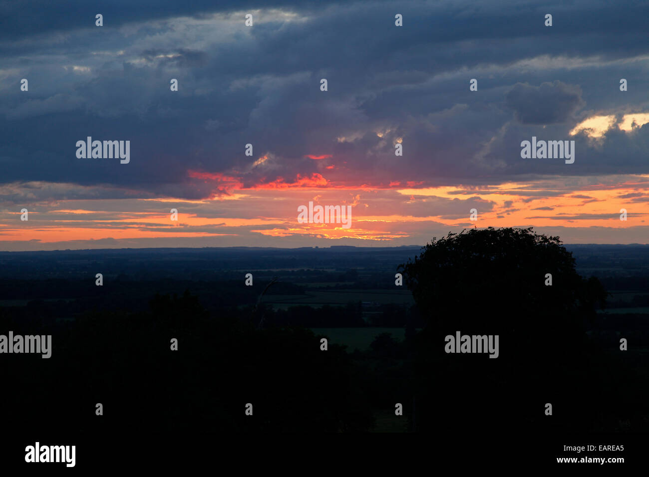 Sonnenuntergang über Faringdon, England, gesehen von der Spitze des Hügels Torheit Stockfoto