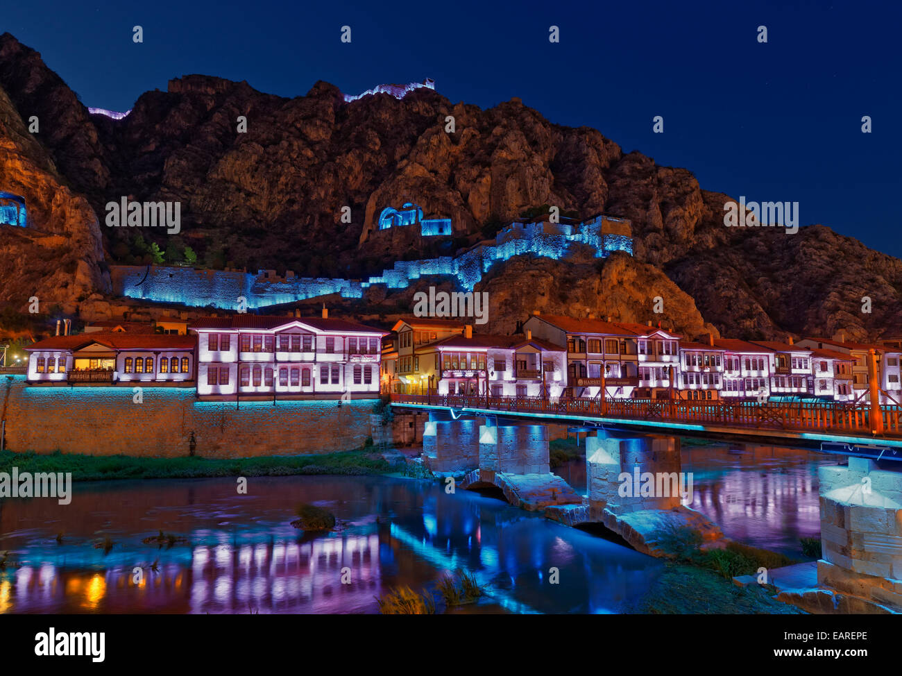 Osmanische Häuser am Fluss Yeşilırmak und Castle Hill beleuchtet in der Nacht, Amasya, Schwarzmeer Region, Türkei Stockfoto