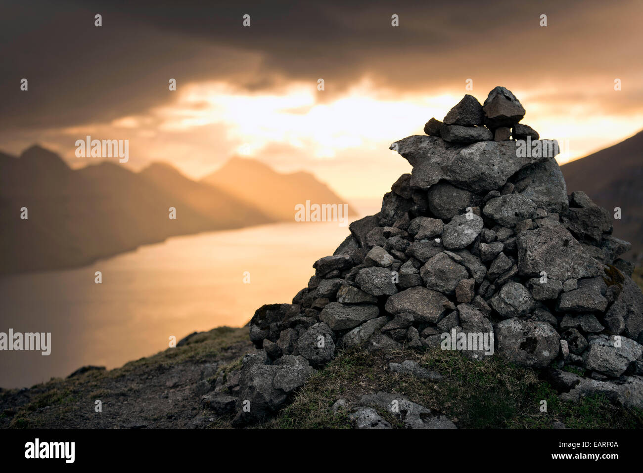 Cairn, dramatische Stimmung Beleuchtung über der Insel Kunoy, Norðoyar, Borðoys, Dänemark, Färöer Inseln Stockfoto