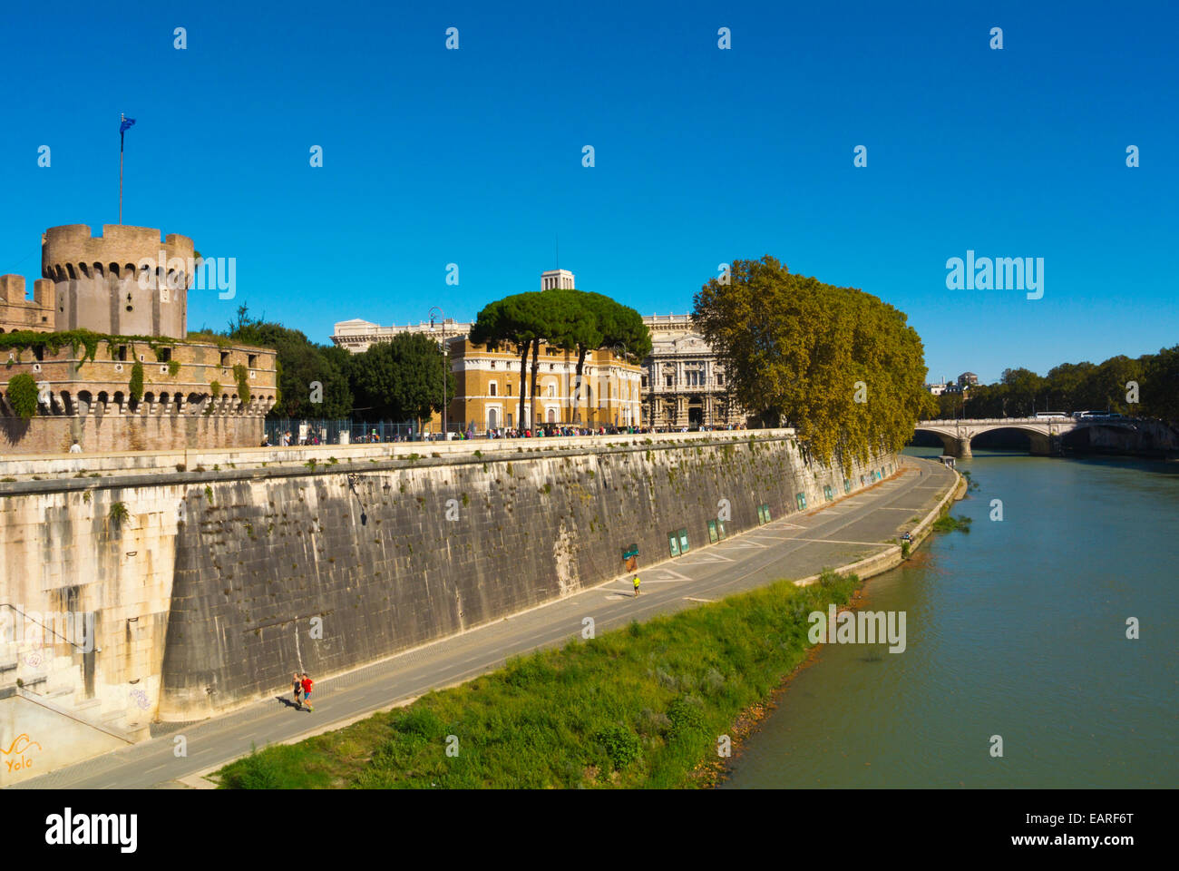 Am Flussufer Uferstraße Lungo Tevere Castello, gesehen von der Brücke Ponte Sant'Angelo, Viertel Prati, Rom, Italien Stockfoto