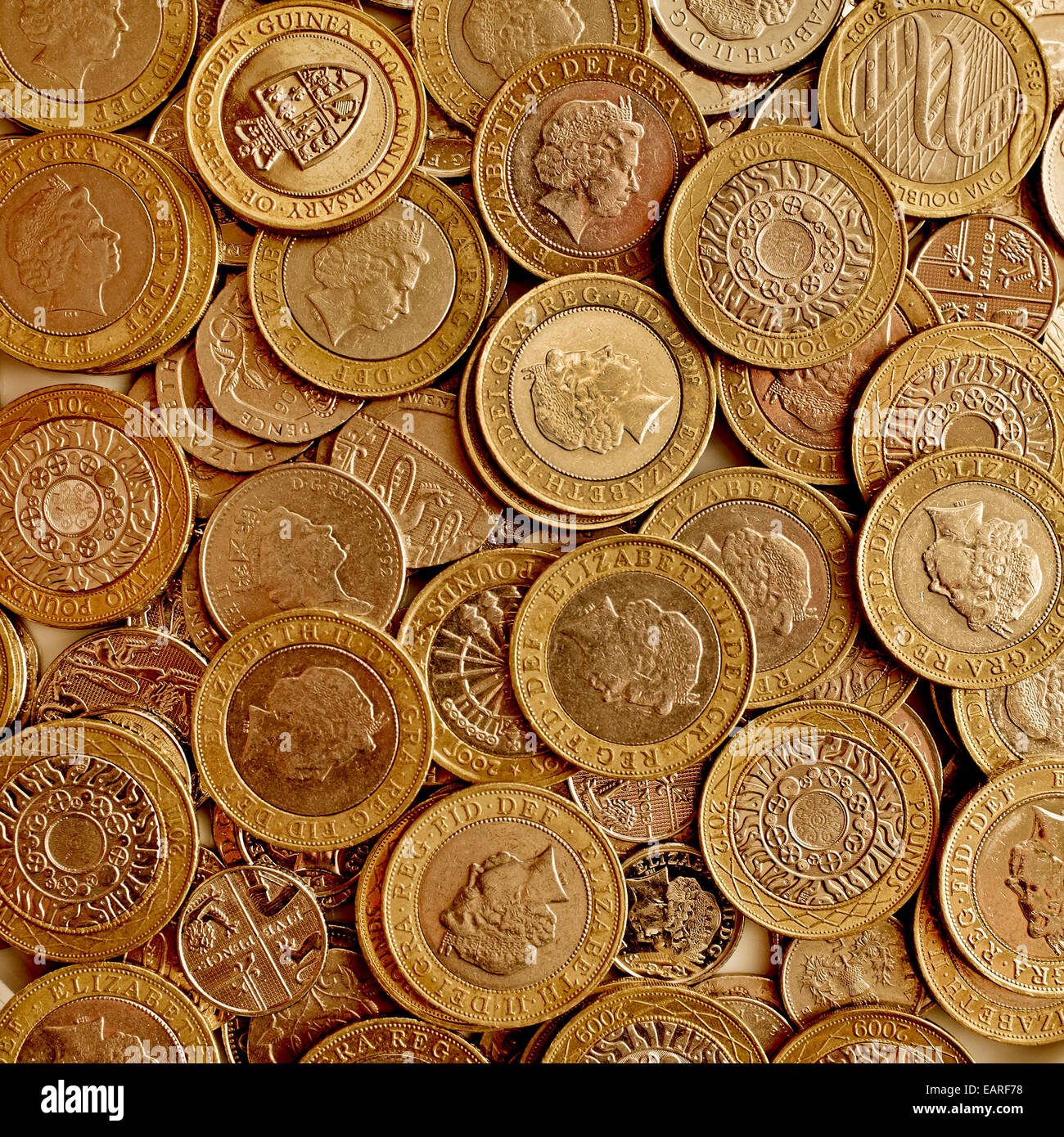 Geld-Hintergrund mit britischen Pfund-Münzen. Stockfoto