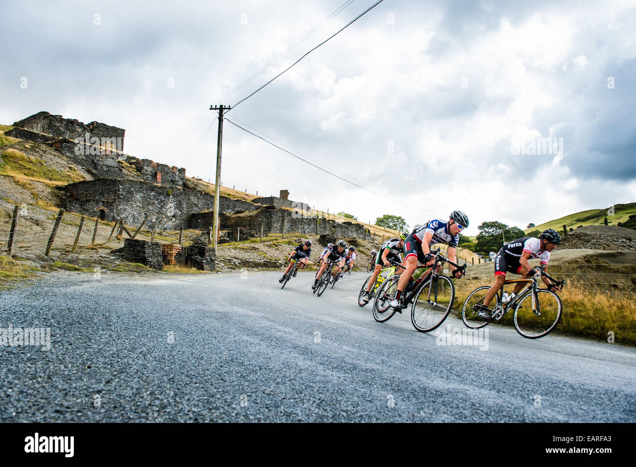 Radprofis, vorbei an der Ruine Bleiminen im Zyklus "Die Bergbau-Täler-Tour" Rennen Ceredigion Wales UK 20 August Stockfoto