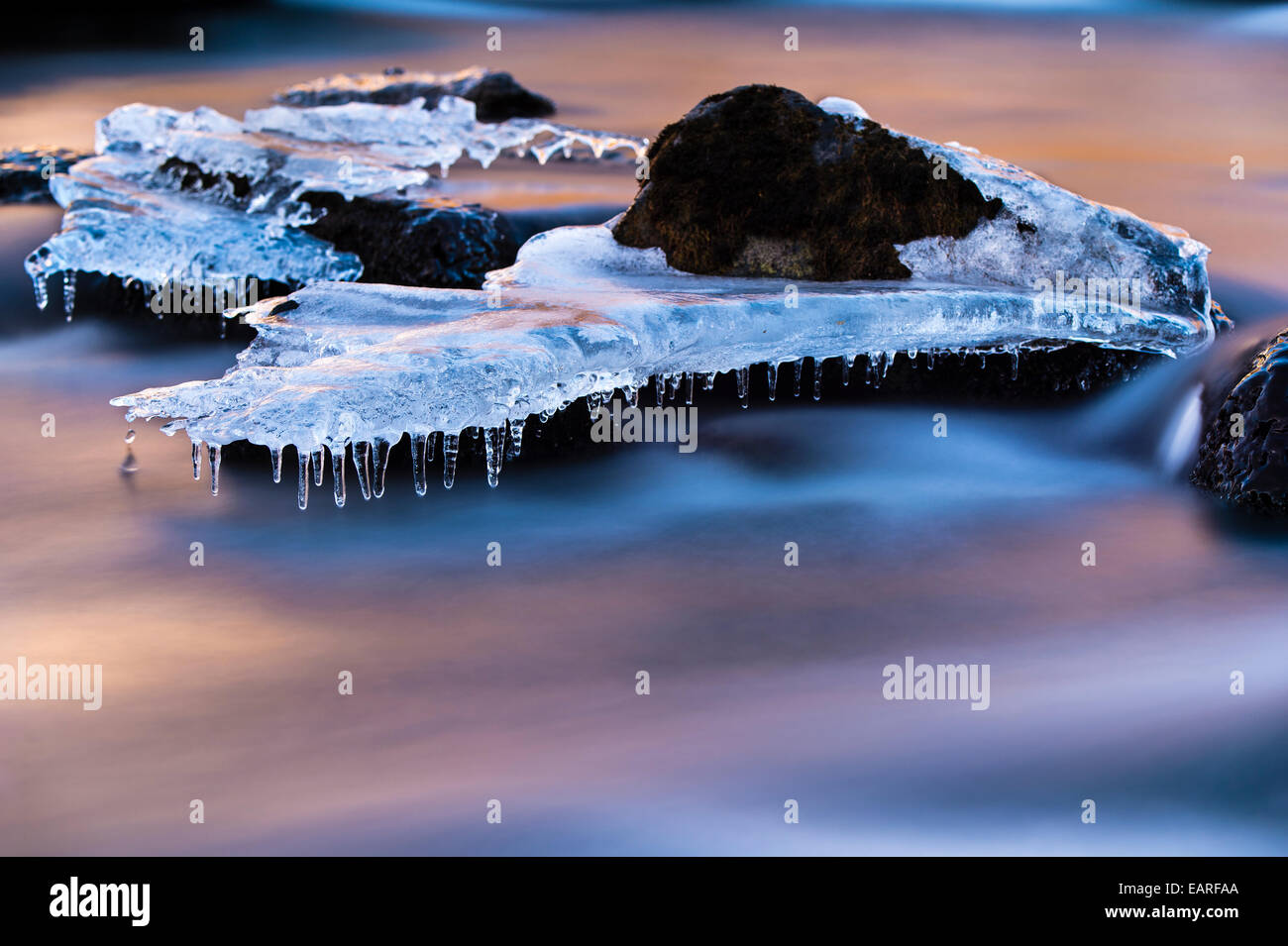 Djupin River, mit Eis und Felsen bei Sonnenaufgang, Vik, Island Stockfoto