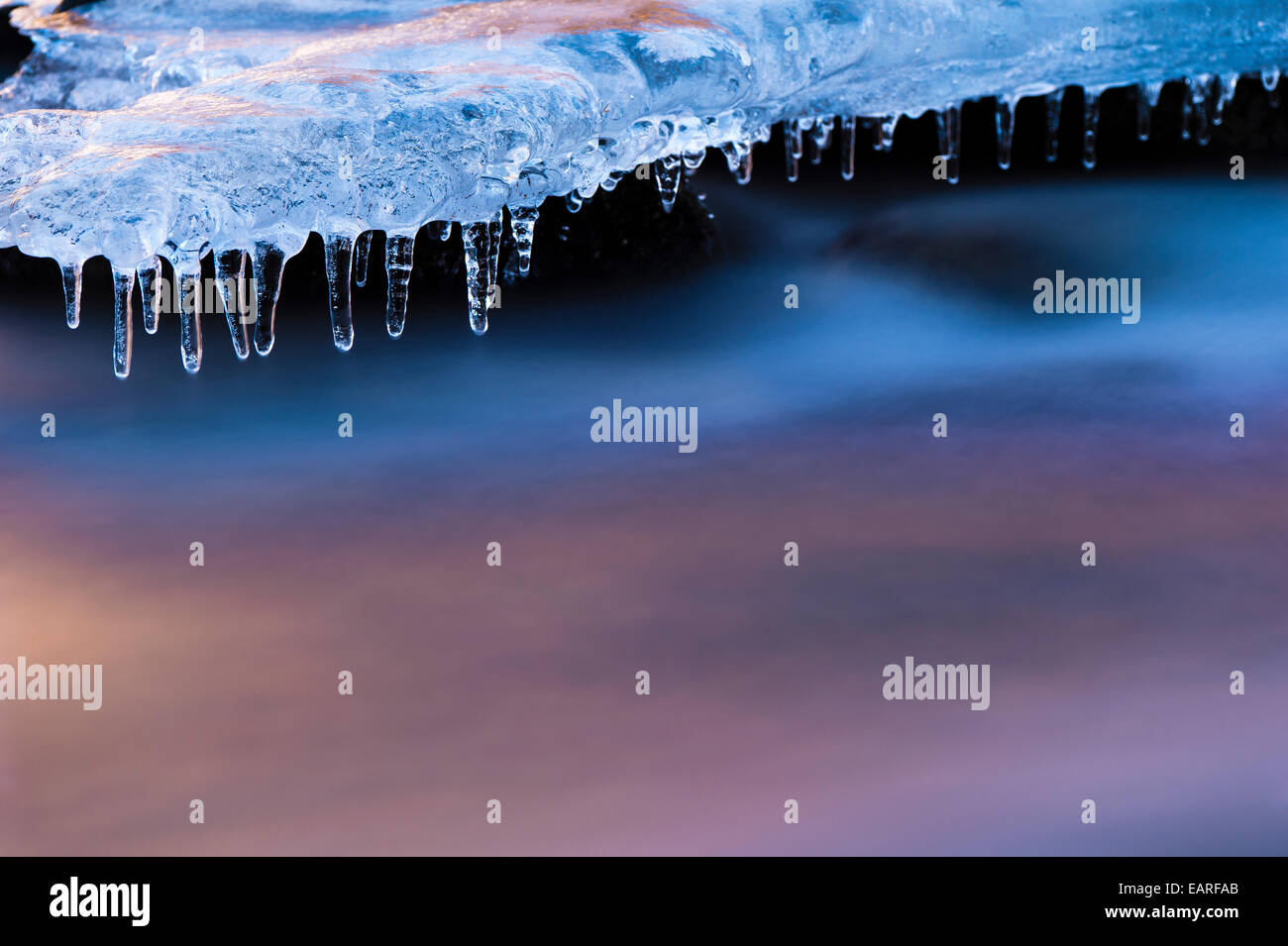 Djupin River, mit Eis und Felsen bei Sonnenaufgang, Vik, Island Stockfoto