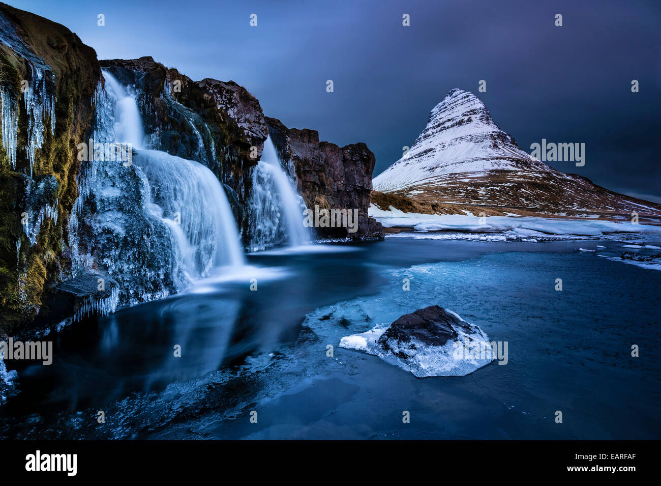Höhepunkt des Kirkjufell mit Wasserfall, Kirkjufell, Snæfellsnes Halbinsel, Island Stockfoto
