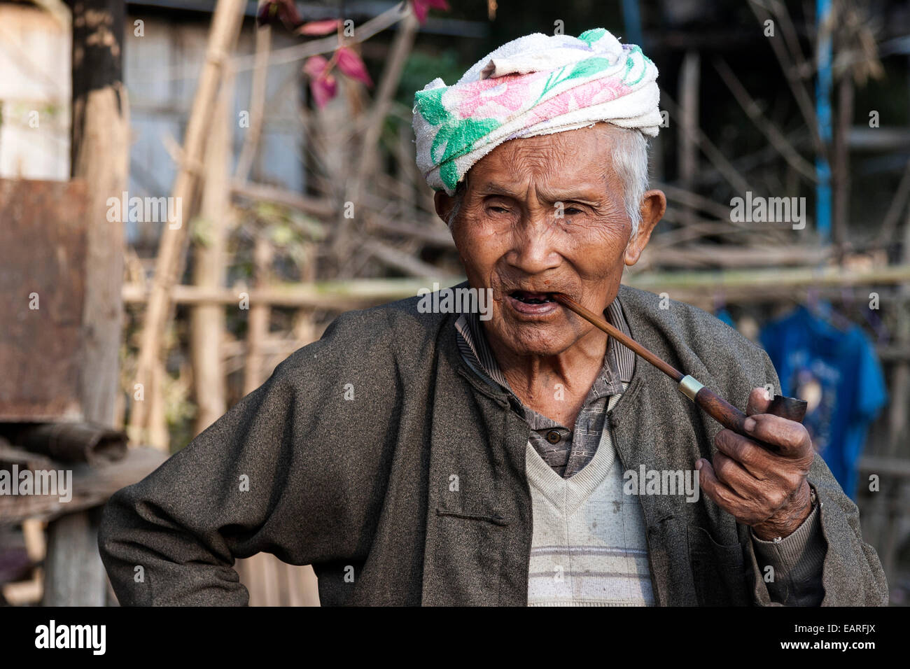 Älterer Mann raucht eine Pfeife, in der Nähe von Kyaing Tong, Myanmar Stockfoto