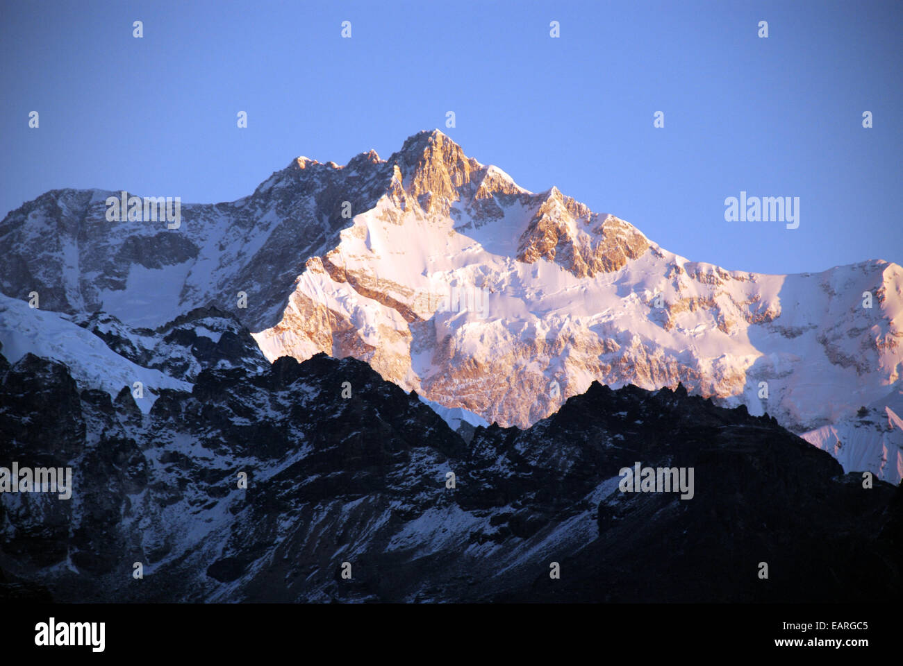Die Sonne erhebt sich auf einem Himalaya-Gipfel in der Nähe von Kangchenjunga im indischen Bundesstaat Sikkim Stockfoto