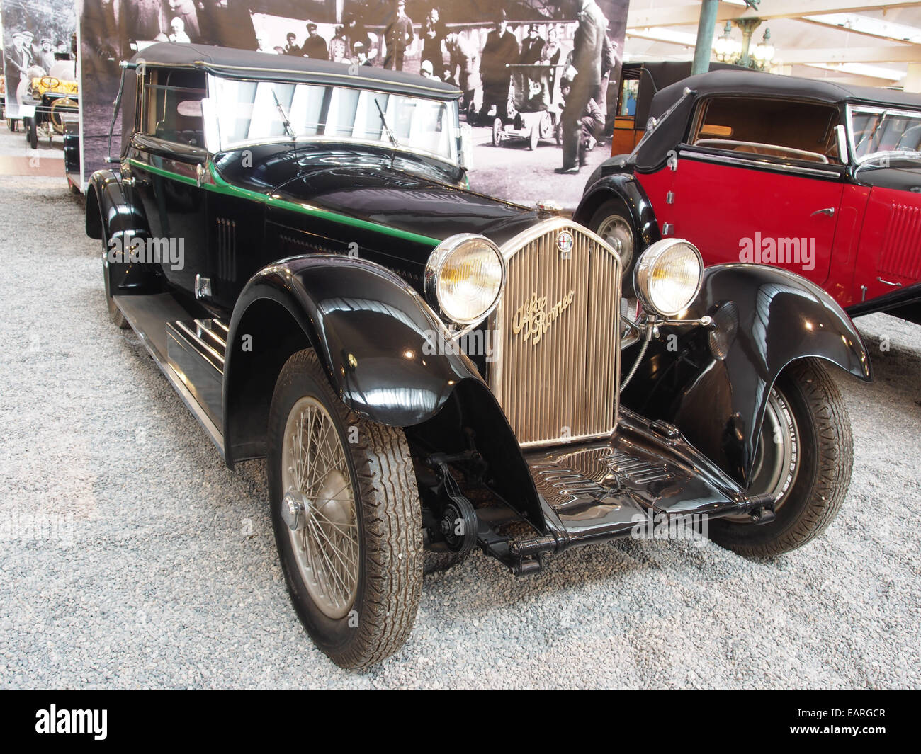 Der Alfa Romeo 8C 2,3 von 1932, ein 8-Zylinder-Sportwagen mit 2336 cm3 Motor, liefert 180 PS und eine Höchstgeschwindigkeit von 210 km/h und zeigt italienische Oldtimer-Technik und Leistung. Stockfoto