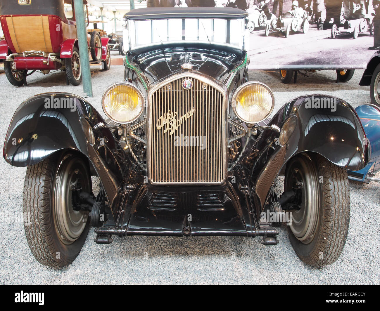 Der 1932 Alfa Romeo 8C 2,3 ist ein klassisches Automobil mit einem 8-Zylinder-Motor mit 180 PS und einer Höchstgeschwindigkeit von 210 km/h, was eine bedeutende Leistung in der frühen Automobiltechnik darstellt. Stockfoto