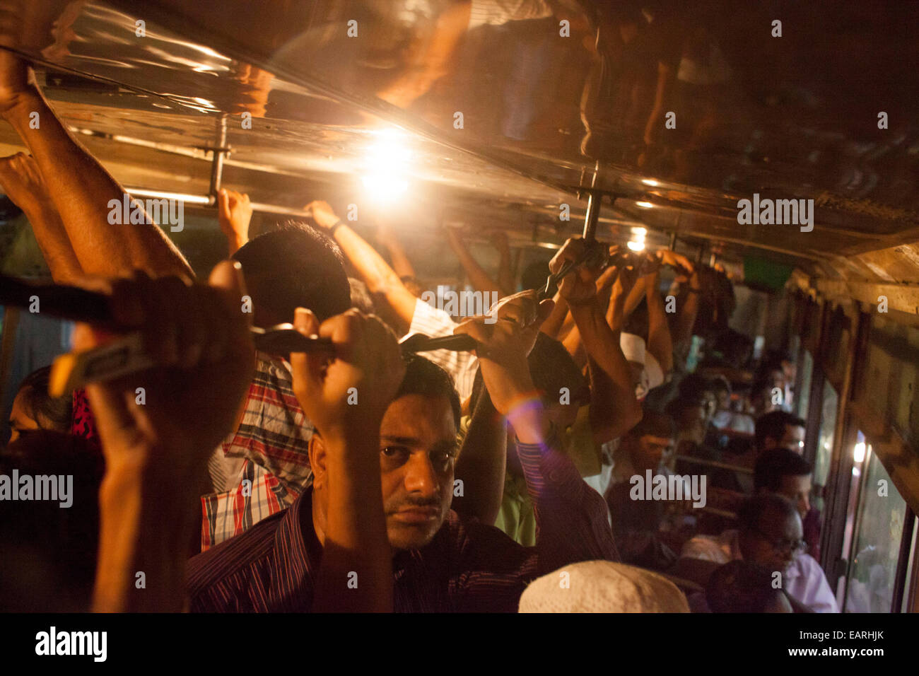 Dhaka, Bangladesch. 19. November 2014. Menschen die gefährliche Situation im Bus in Dhaka City. Dhaka ist die 11. bevölkerungsreichste Stadt der Welt, nach einem Bericht der Vereinten Nationen. Die Hauptstadt hat jetzt eine Bevölkerung knapp 1,7 Crore. Stil "Urbanisierung Perspektiven: die Revision 2014", der Bericht wurde veröffentlicht. Dhaka 24. 1990 mit nur 66,21 Lakh Leute war und sah einen 3,6 Prozent jährlichen Anstieg der Bevölkerung zwischen 2010 und 2015. Der Bericht prognostiziert, dass Dhaka wird die 6. meistbesuchte Stadt bis 2030 mit einer Bevölkerung von mehr als 2,7 Crore. © Zakir Hossain Chowdhury Zakir/Alam Stockfoto