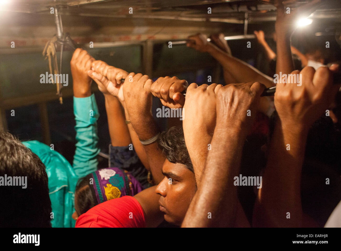 Dhaka, Bangladesch. 19. November 2014. Menschen die gefährliche Situation im Bus in Dhaka City. Dhaka ist die 11. bevölkerungsreichste Stadt der Welt, nach einem Bericht der Vereinten Nationen. Die Hauptstadt hat jetzt eine Bevölkerung knapp 1,7 Crore. Stil "Urbanisierung Perspektiven: die Revision 2014", der Bericht wurde veröffentlicht. Dhaka 24. 1990 mit nur 66,21 Lakh Leute war und sah einen 3,6 Prozent jährlichen Anstieg der Bevölkerung zwischen 2010 und 2015. Der Bericht prognostiziert, dass Dhaka wird die 6. meistbesuchte Stadt bis 2030 mit einer Bevölkerung von mehr als 2,7 Crore. © Zakir Hossain Chowdhury Zakir/Alam Stockfoto