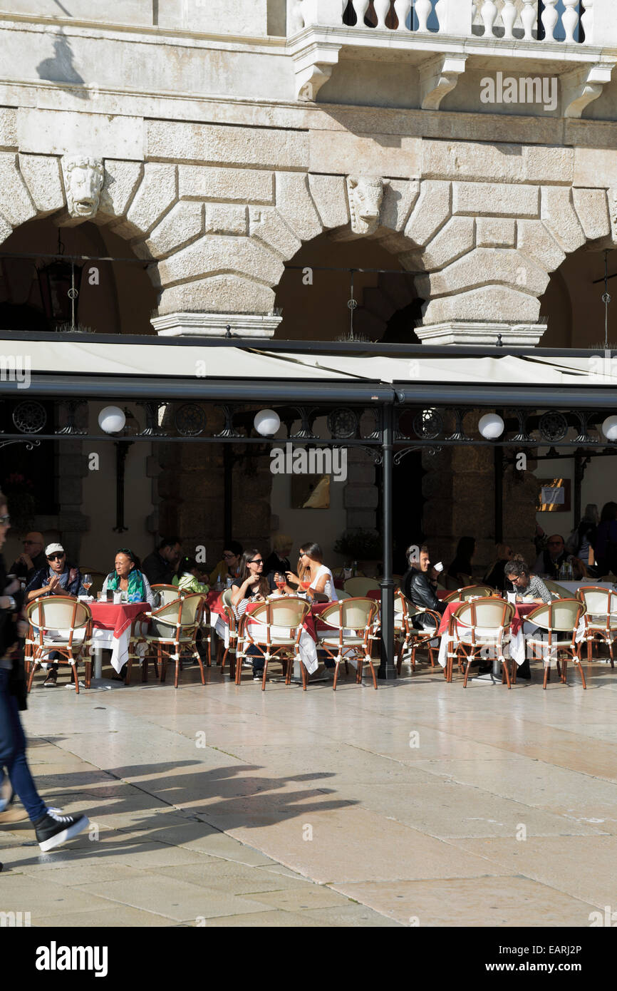 American Diner in einem Bürgersteig Restaurant in Piazza Bra, Verona, Italien, Region Venetien. Stockfoto