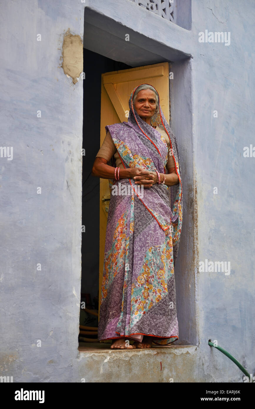 Indien, Rajasthan, Mewar Region, Stadt Bundi, Frau vor ihrer Tür Stockfoto