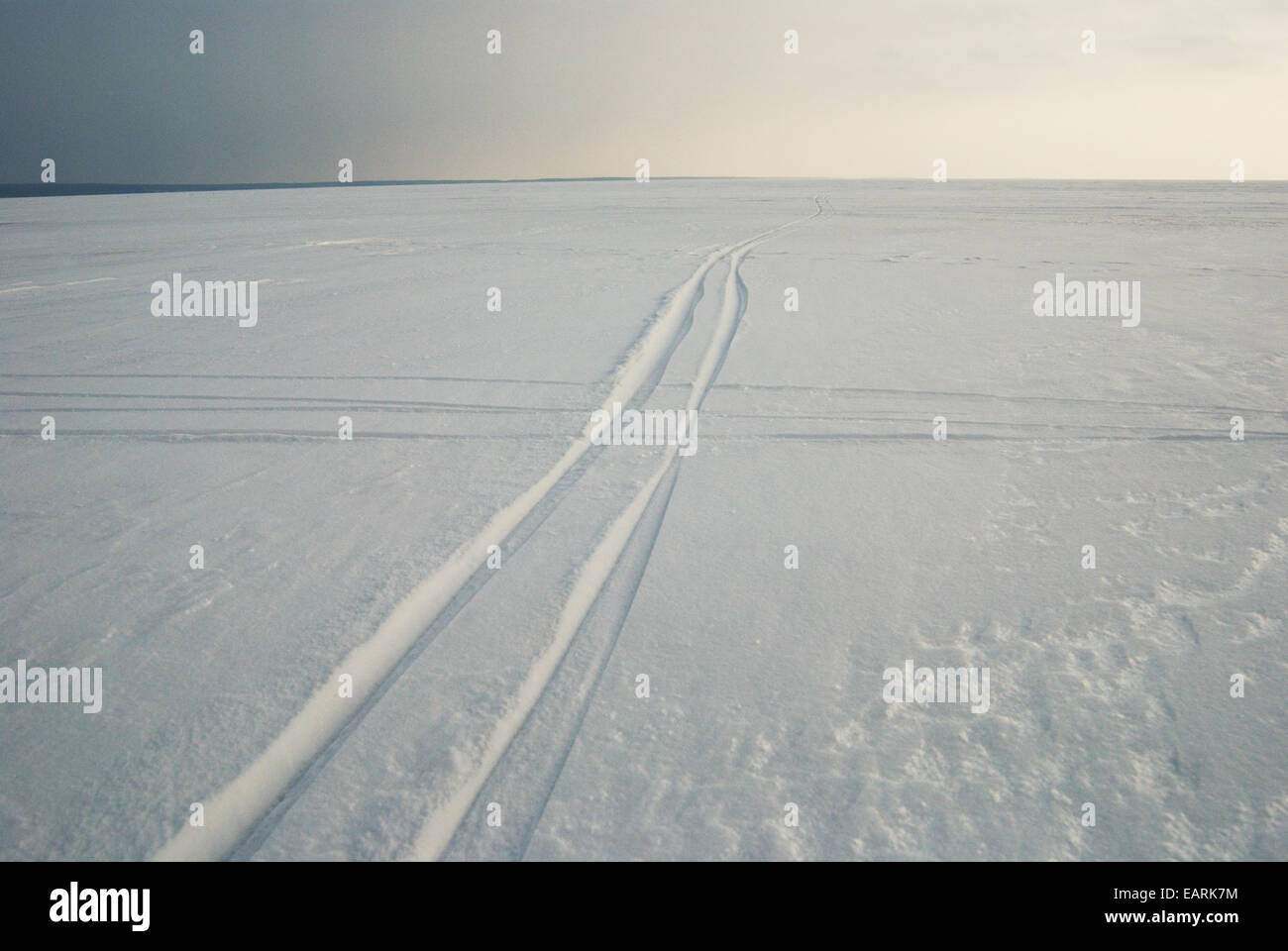 Straßen- und Tracks auf gefrorenen verschneiten See Stockfoto