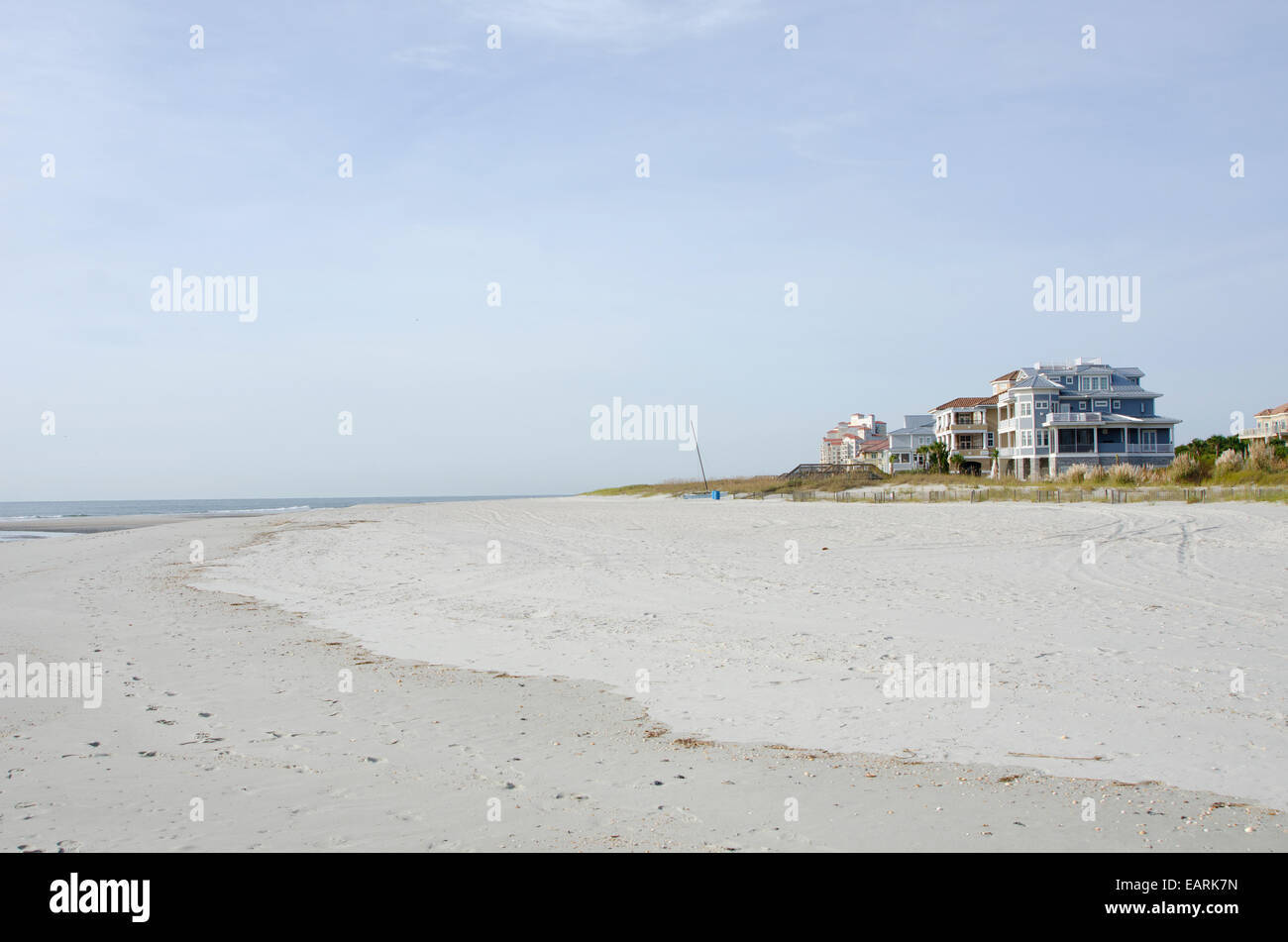 Eine Reihe von direkt am Meer, gehobene, Strandhäuser. Kurz nach Sonnenaufgang mit schönen Licht und Himmel genommen. Stockfoto