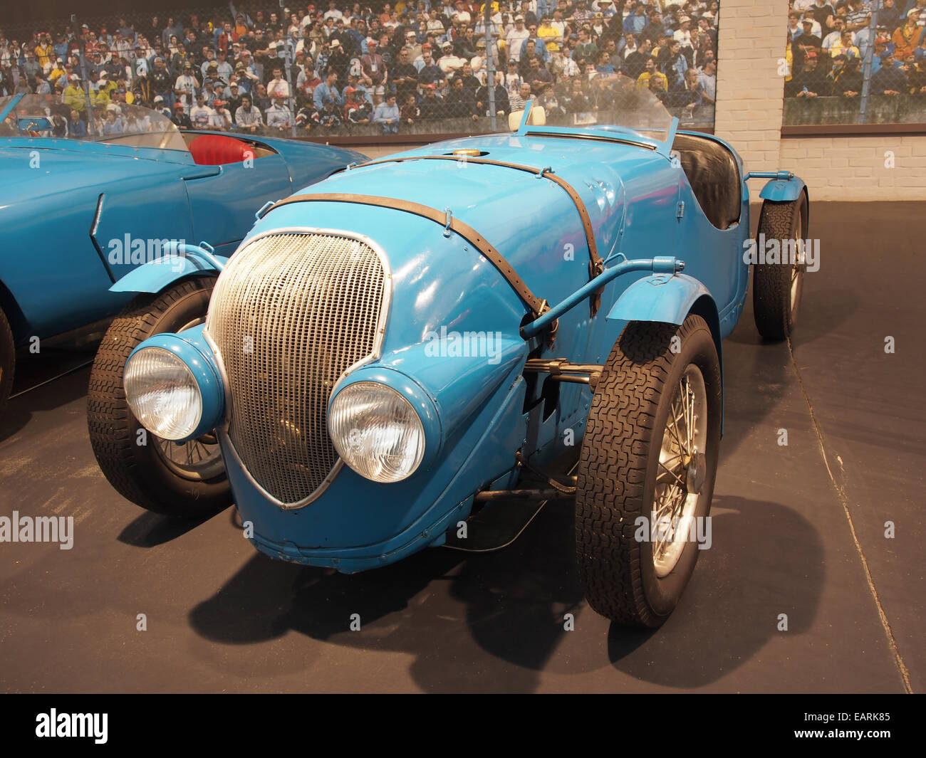 Der 1937 Simca-Gordini ist ein klassischer französischer Wagen mit 4-Zylinder-Motor, einem Hubraum von 570 cm³ und einer Leistung von 23 PS. Er war bekannt für seine Geschwindigkeit von 125 km/h und sein Design, das die französische Automobiltechnik des frühen 20. Jahrhunderts repräsentiert. Stockfoto