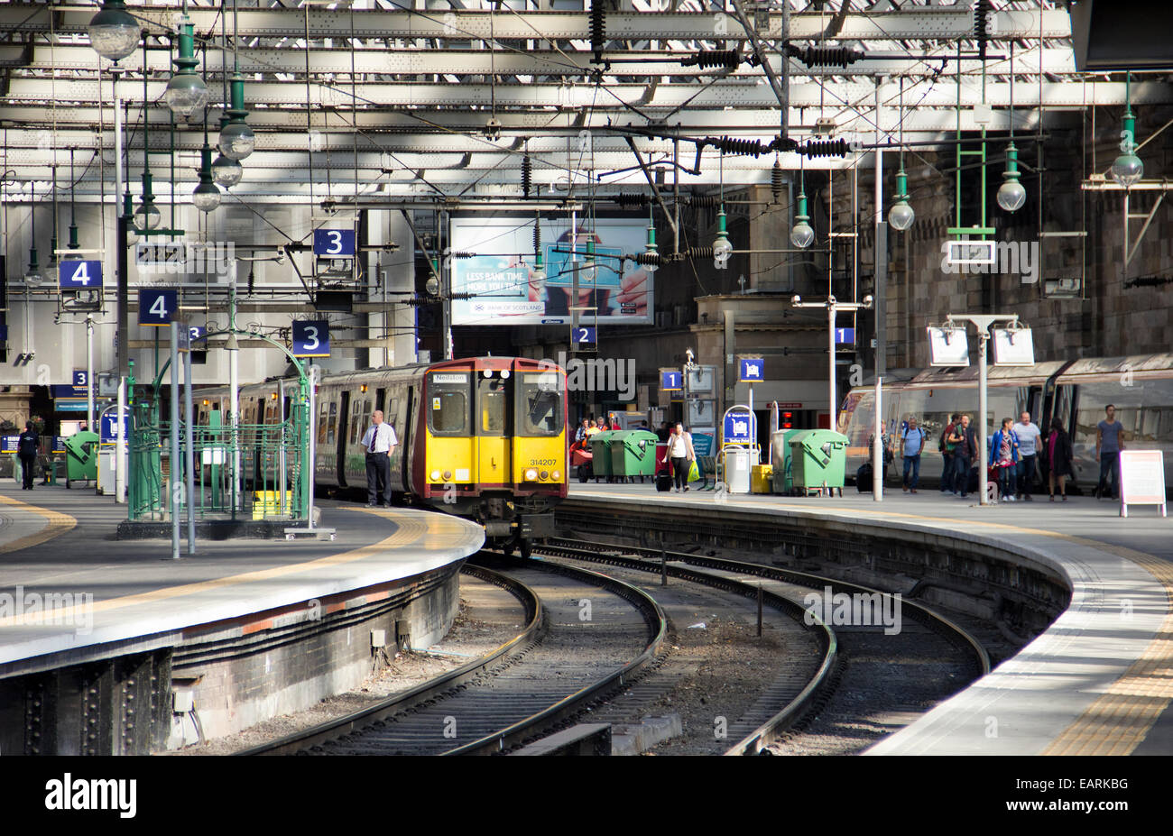 Zug am Bahnsteig im Bahnhof Grand Central Station in Glasgow - Schottland Stockfoto