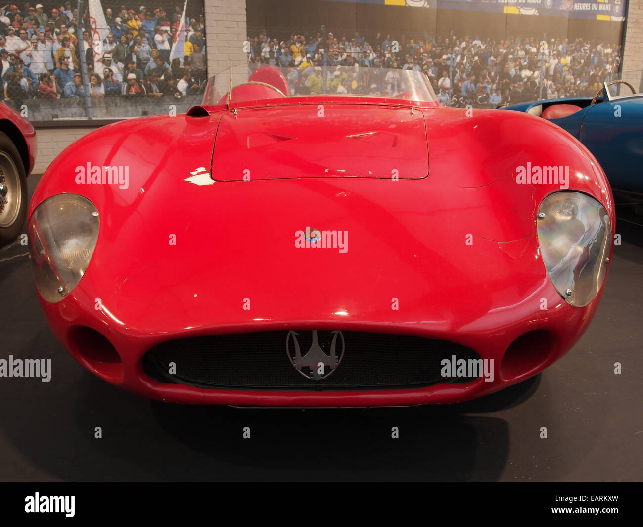 Der Maserati Sports 300S 1955, ein klassischer Sportwagen mit 6-Zylinder-Motor, 2993 cm3 Hubraum und 280 PS, ist auf diesem Foto zu sehen und unterstreicht seine Leistung und sein Design. Stockfoto