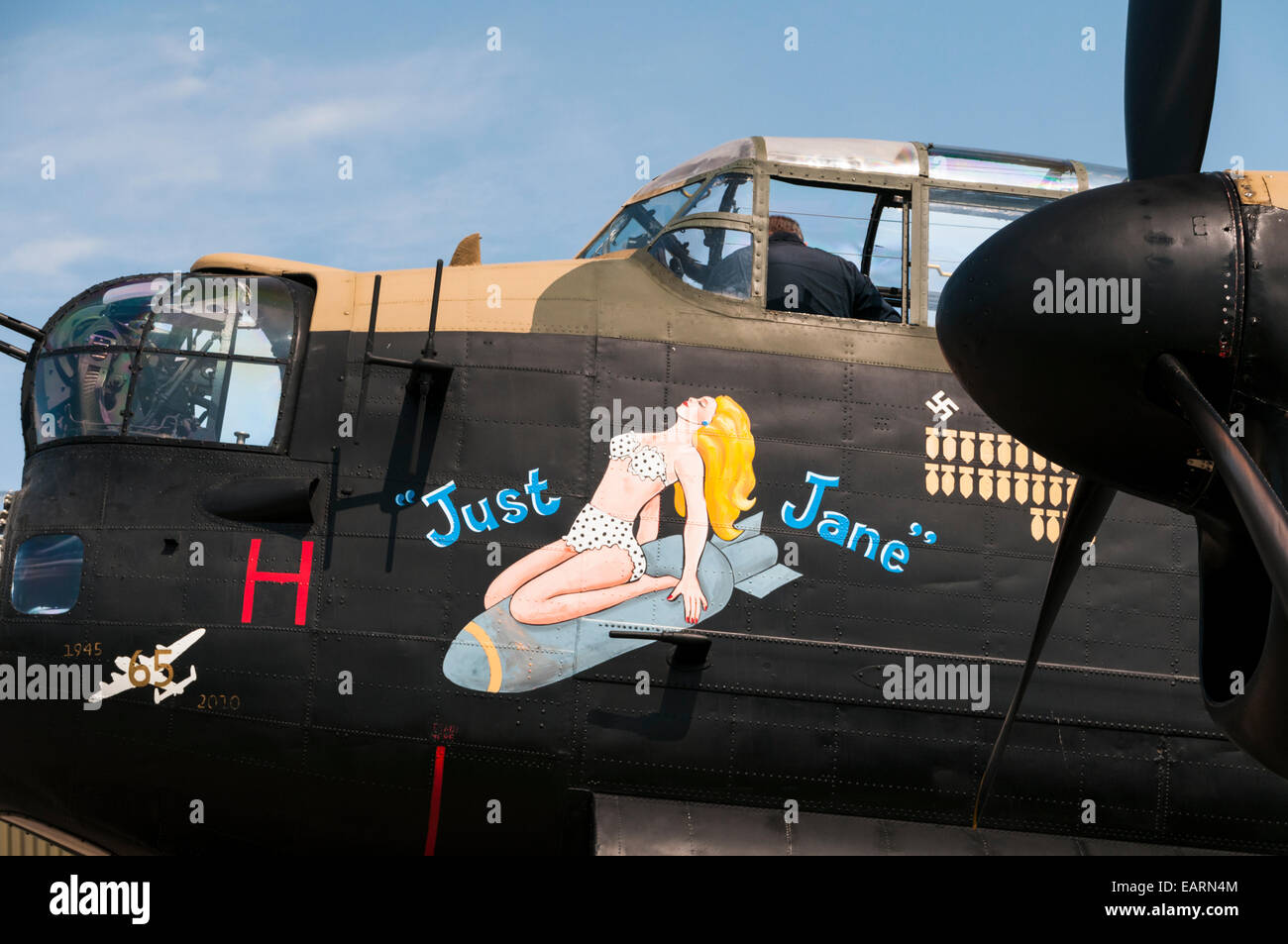 Seitenansicht des Cockpits und der Nasenkunst von Ex Royal Air Force World war 2 Lancaster Bomber Just Jane Stockfoto