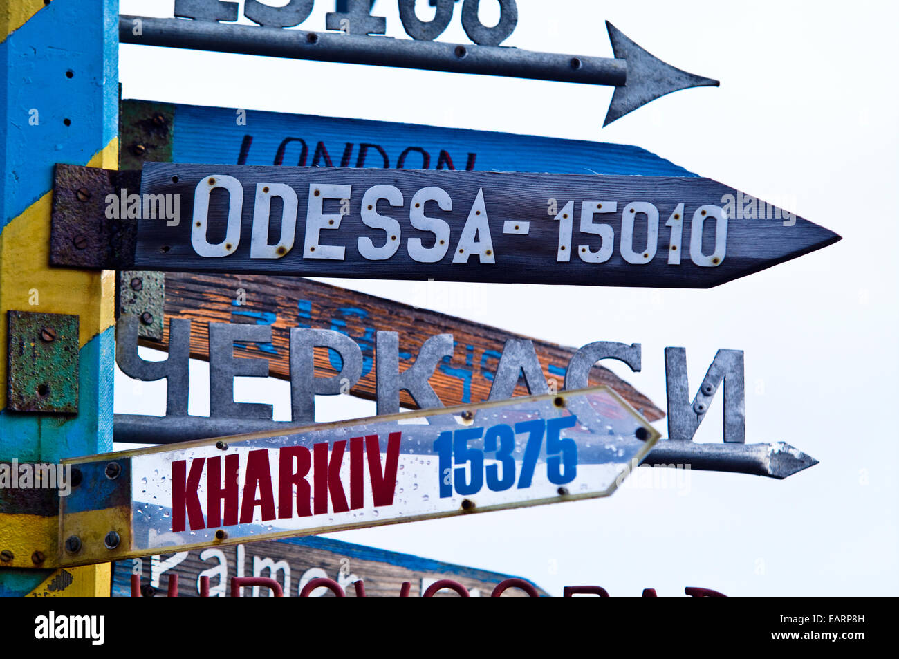 Richtungsanzeiger an einer ukrainischen Station verweist auf weit entfernten Städten. Stockfoto