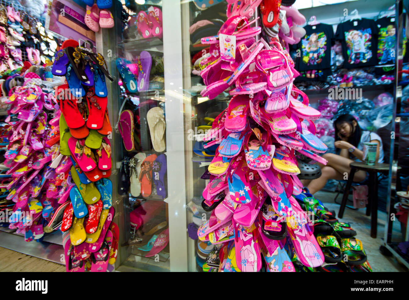 Rabatt Flip-flops hängen Regale für Verkauf in einem Einkaufszentrum. Stockfoto