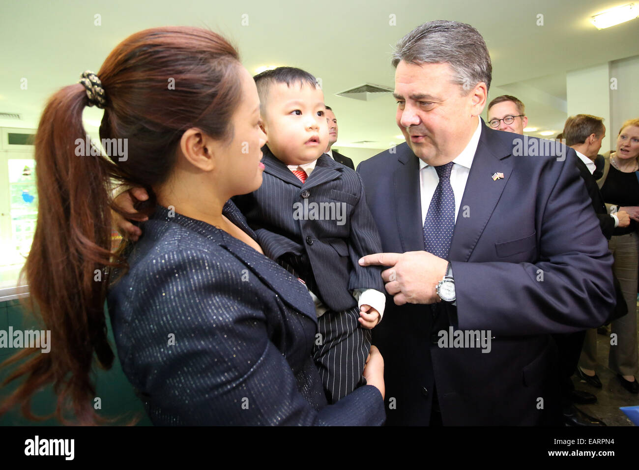 Hanoi, Vietnam. 20. November 2014. Bundeswirtschaftsminister Sigmar Gabriel besucht den Kindergarten und im Gespräch mit Mutter und Sohn in einer Fabrik von Deutsche Textil Firma Van Laack in Hanoi, Vietnam, 20. November 2014. Stellvertretender Vorsitzender der SPD parlamentarische Fraktion Hubertus Heil steht hinter. Gabriel ist in Vietnam bis 22 November mit einer Wirtschaftsdelegation. Foto: BODO MARKS/Dpa/Alamy Live-Nachrichten Stockfoto