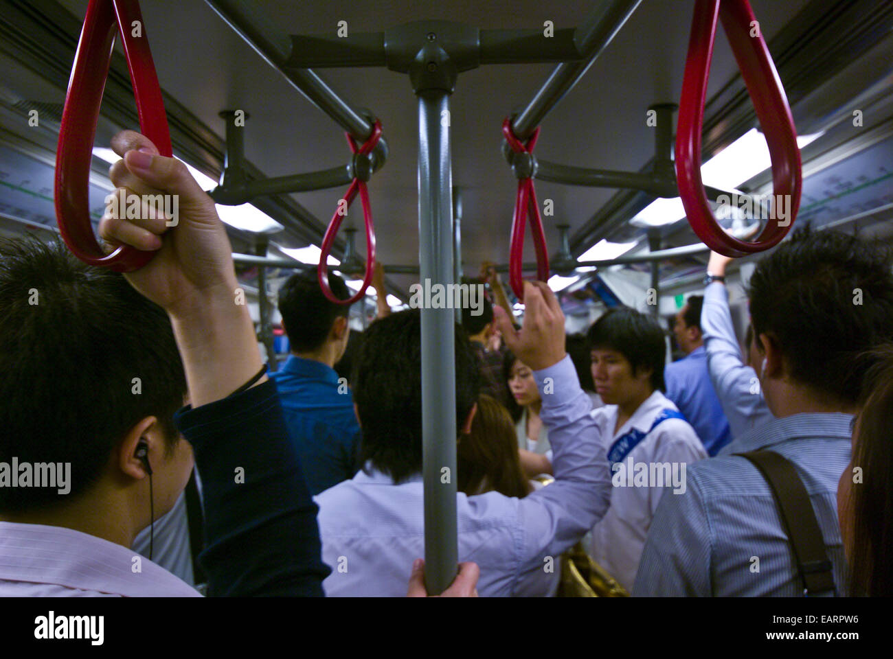 Rush Hour-Büro-Pendler auf einer überfüllten Stadt Zug in Bangkok. Stockfoto