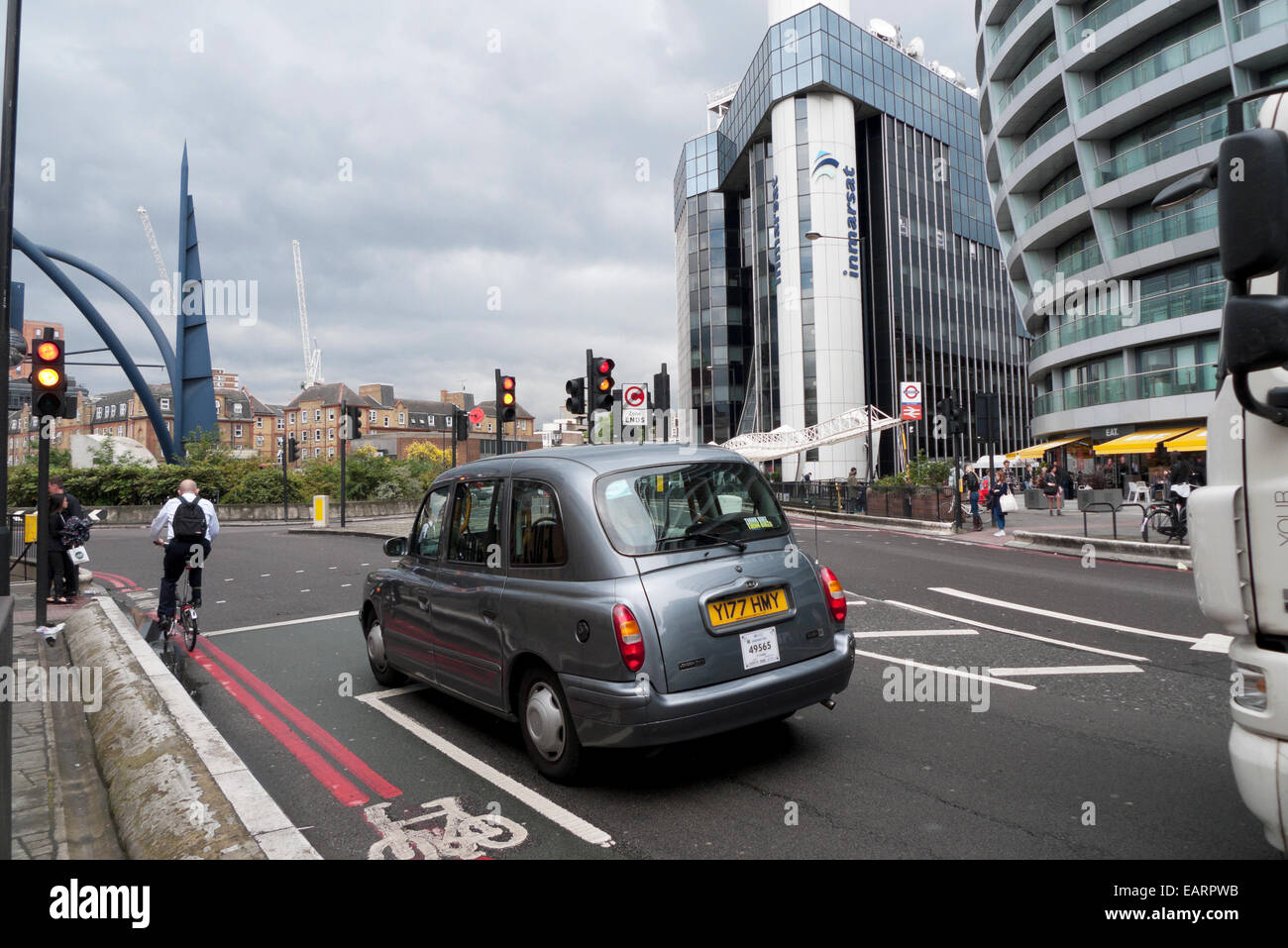 Taxi Taxi, Radfahrer und Fußgänger Ampeln alte Straße Silicon Kreisverkehr Shoreditch London UK KATHY DEWITT warten Stockfoto