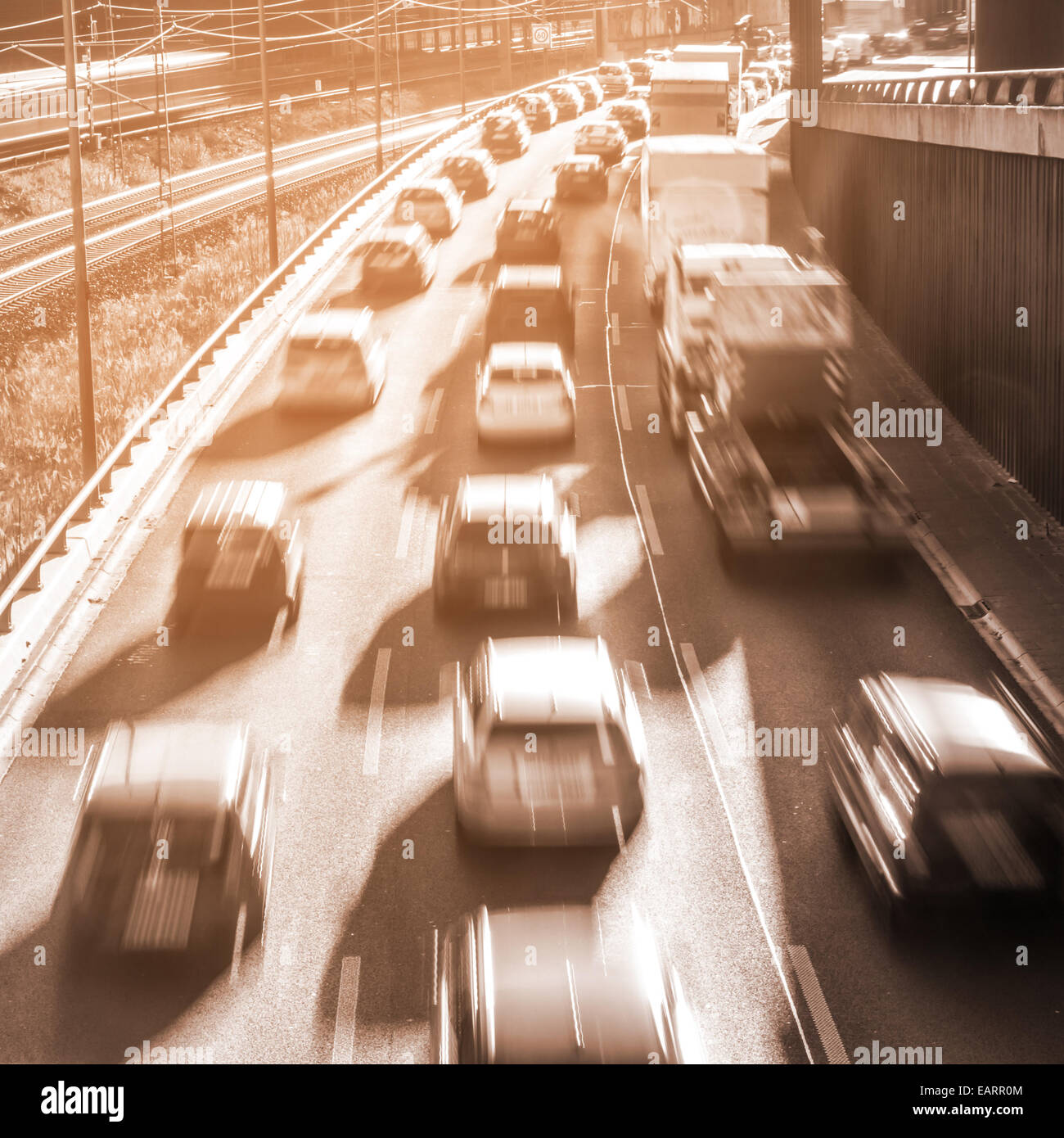 Berufsverkehr auf der Autobahn (unscharf) Stockfoto