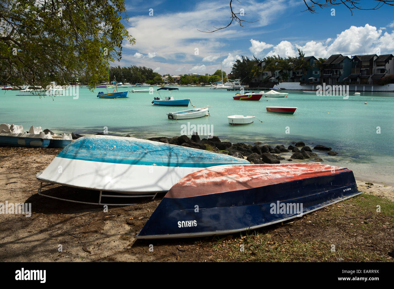 Mauritius, Grand Baie, öffentlichen Strand, der umgedrehten Angelboote/Fischerboote in geschützten Bucht Stockfoto