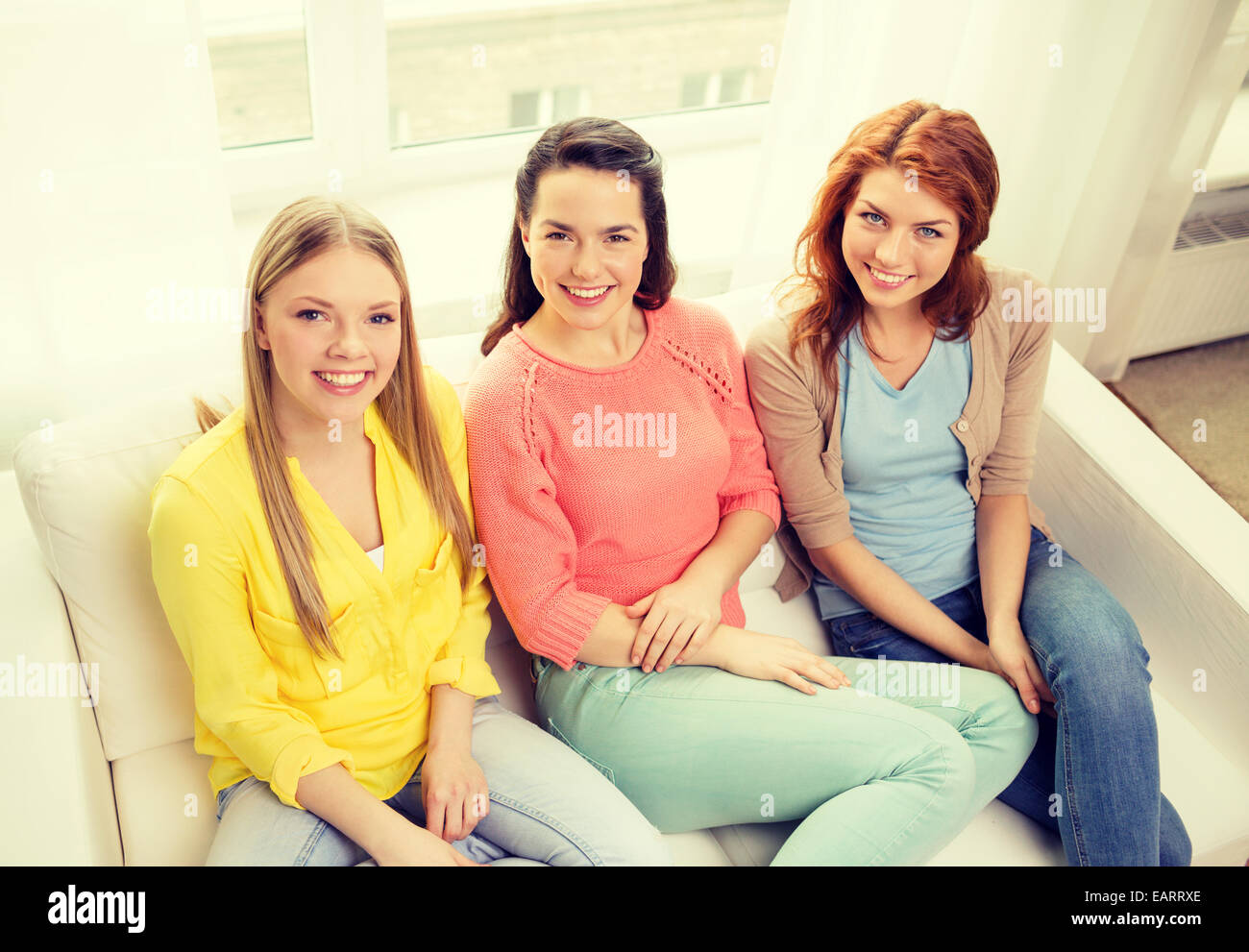 drei Freundinnen, die einen Vortrag zu Hause Stockfoto