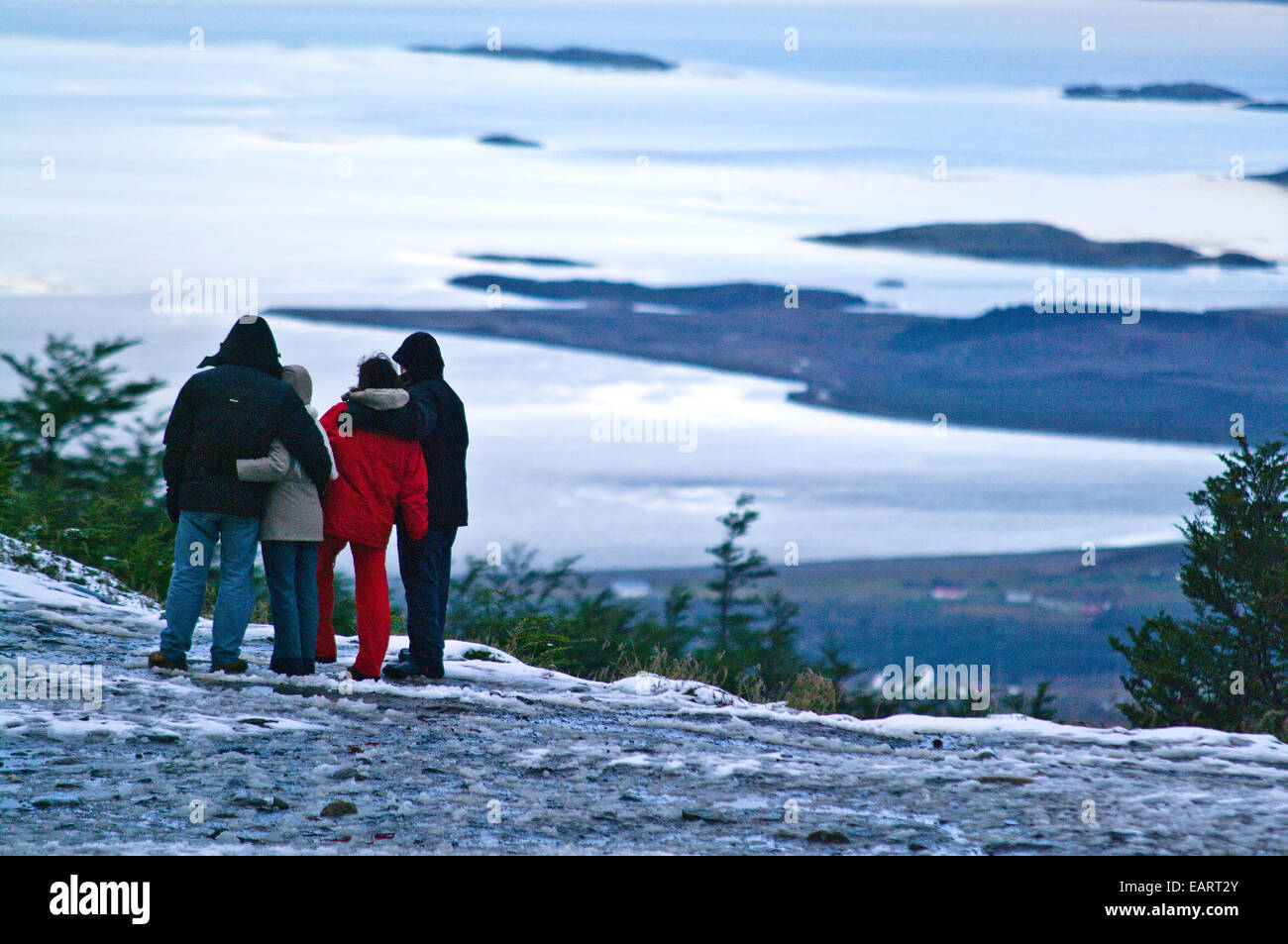 Eine Familie bewundert den Blick auf den Beagle-Kanal von einem Berggipfel. Stockfoto