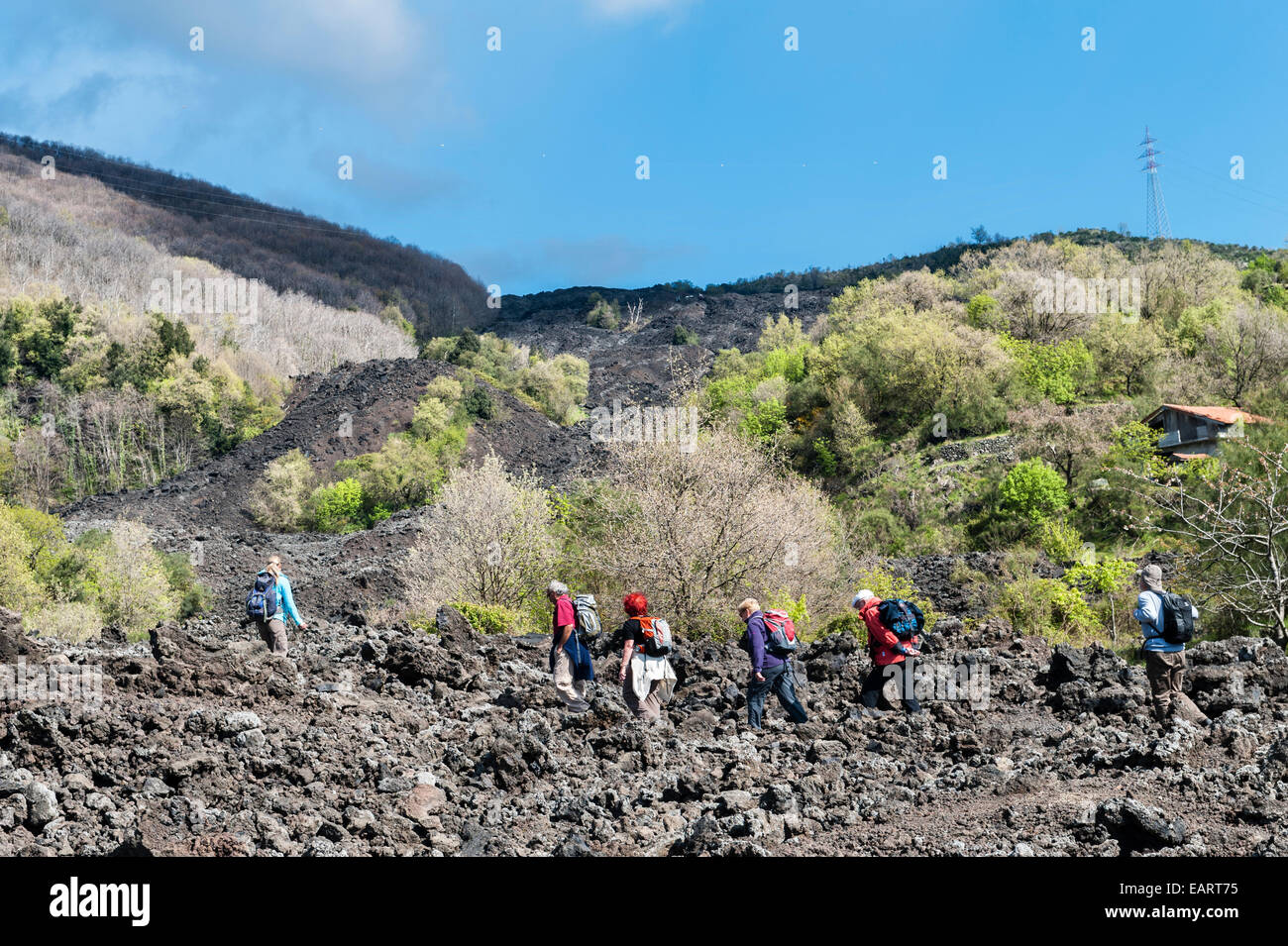 Ätna, Sizilien, Italien. Wanderer, die über die Website von einem alten Lavastrom Stockfoto